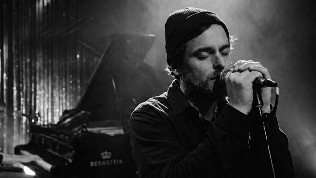 Günther Harder singing live at Heimathafen Berlin, EAR